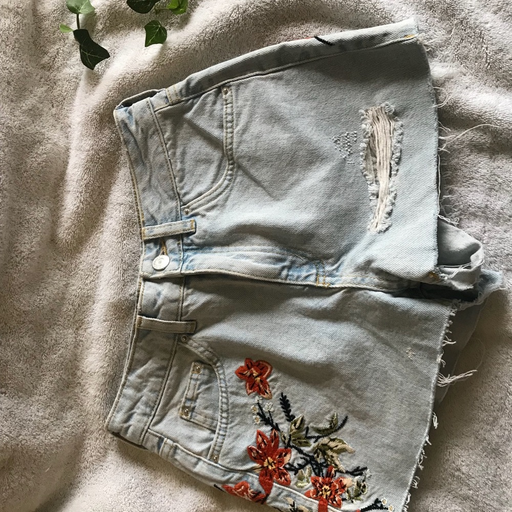Embroidered top shop shorts🌸